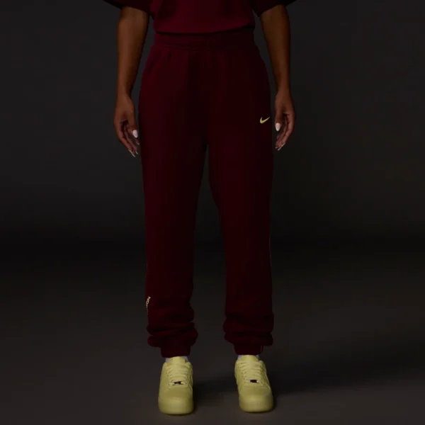 ONBODY_SU25CARDINALSTOCK17_880b75f9-b3a3-48e0-b1e0-205b4be82f3a NOCTA Fleece CS Sweatpant Dark Beetroot